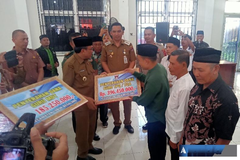 Wakil Wali Kota Padang, Maigus Nasir didampingi Camat Lubeg, Noviandi Amir secara simbolis serahkan dana operasional RT/RW kelurahan, Selasa (8/7/2025). (dok : arunala.com)