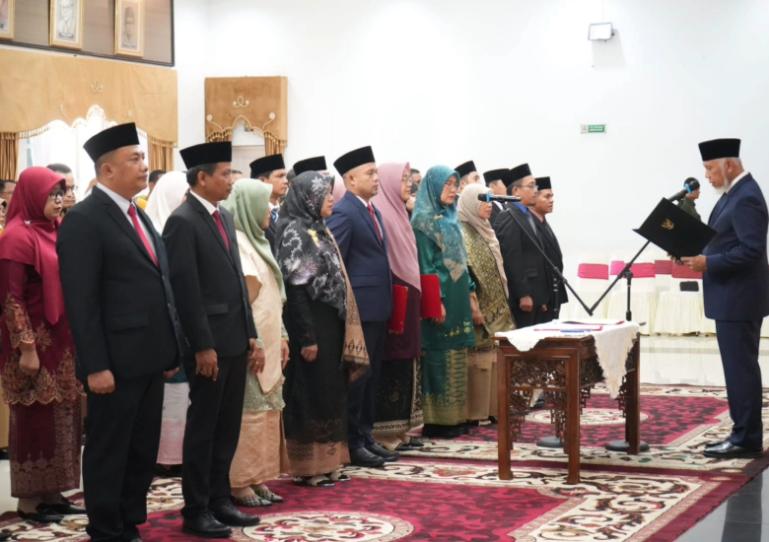 Gubernur Mahyeldi melantik  25 pejabat manajerial di lingkungan Pemprov Sumbar di Auditorium Gubernuran, Padang, Selasa (22/7/2025). IST