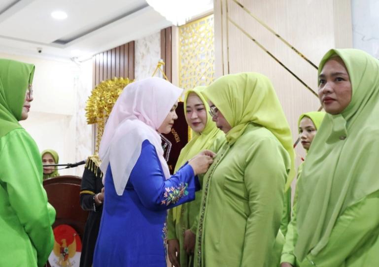 Ketua GOW Kota Pariaman, Ny Dina Mulyad sematkan pin HARPI Melati Kota Pariaman kepada salah satu pengurus yang baru dilantik, Selasa (29/7/2025). IST