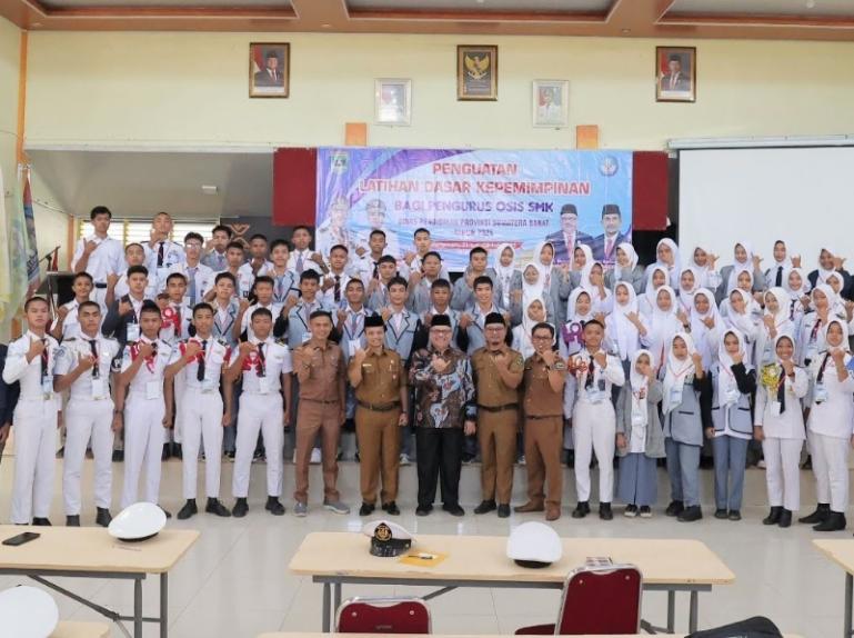 Ketua DPRD Sumbar, Muhidi seusai berikan arahan pada peserta LDK OSIS dari SMK se Kota Pariaman dan Kabupaten Padangpariaman, Senin (21/7/2025). IST
