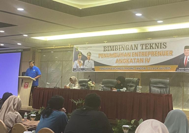 Bendahara KNPI Sumbar, Varel Oriano  mewakili Wakil Ketua DPRD Sumbar, Nanda Satria saat membuka bimtek penumbuhan enterpreneur angkatan ke-IV tahun 2025 di Padang,  Rabu (23/7/2025). IST