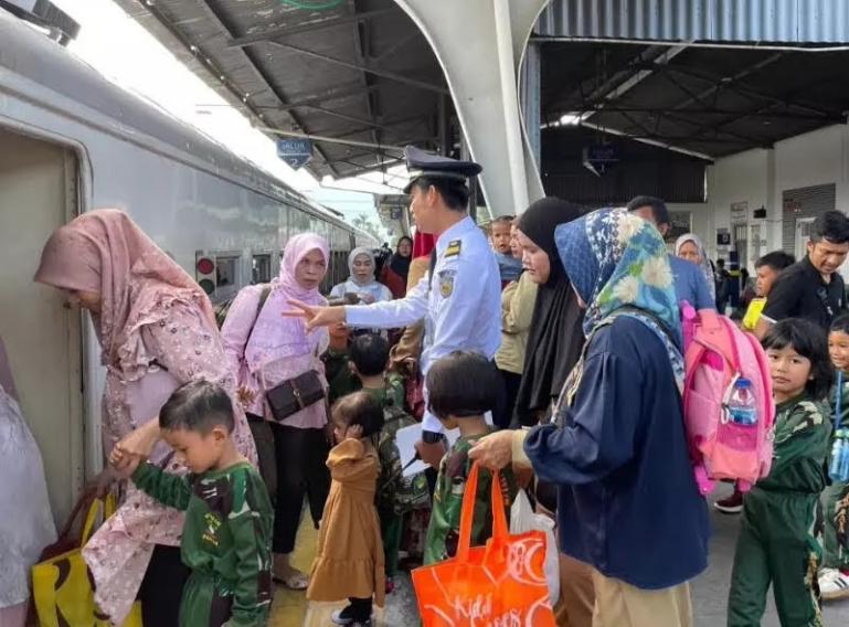 Penumpang KA Pariaman Ekspres alami lonjakan saat musim liburan sekolah kemarin. IST