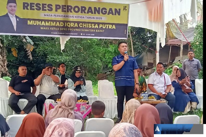 Wakil Ketua DPRD Sumbar, M Iqra Chissa Putra saat menampung aspirasi masyarakat Koto Panjang, Limau Manis, Pauh, Minggu sore (27/7/2025). (dok : arunala.com)