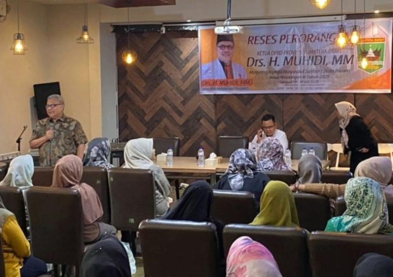 Ketua DPRD Sumbar, Muhidi berikan arahan kepada pelaku UMKM di Kota Padang di salah satu rumah makan di Padang, Jumat  (25/7/2025). IST