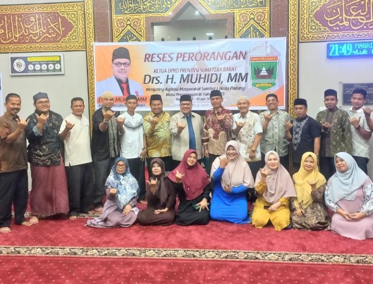 Ketua DPRD Sumbar, Muhidi saat jemput aspirasi masyarakat Kelurahan Koto Lua, Pauh, Senin malam (28/7/2025). IST