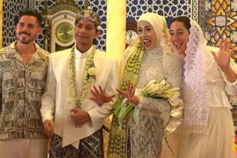 Pasangan Megawati Hangestri Pertiwi dan Dio foto bersama Giovanna Milana atau Gia, sahabat Mega yang di tim Red Sparks yang hadir langsung bersama suaminya saat proses pernikahan, Jumat (4/7/2025). IST