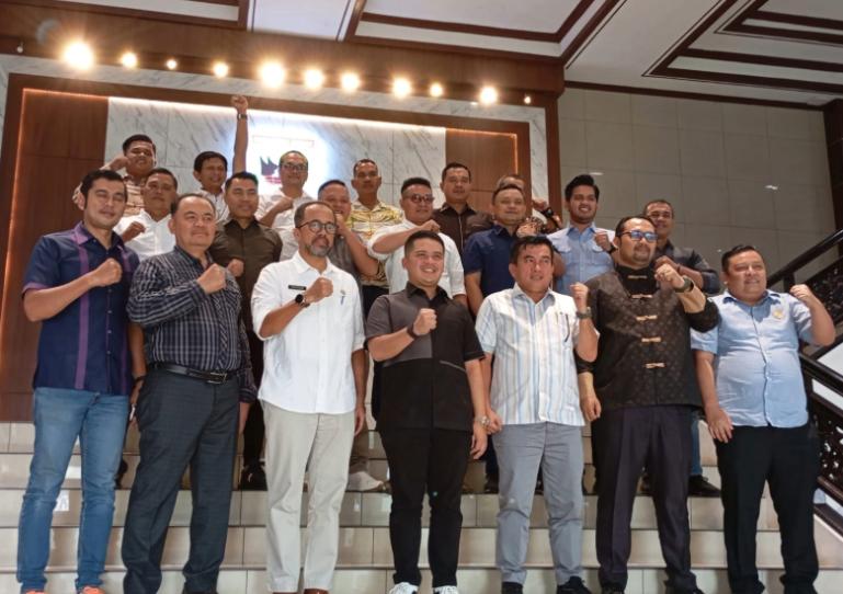 Wakil Ketua DPRD Sumbar, Iqra Chissa didampingi Plt Sekretaris DPRD Sumbar Maifrizon seusai terima kunjungan gabungan Komisi dari DPRD Solok Selatan, Rabu (25/6/2025). IST