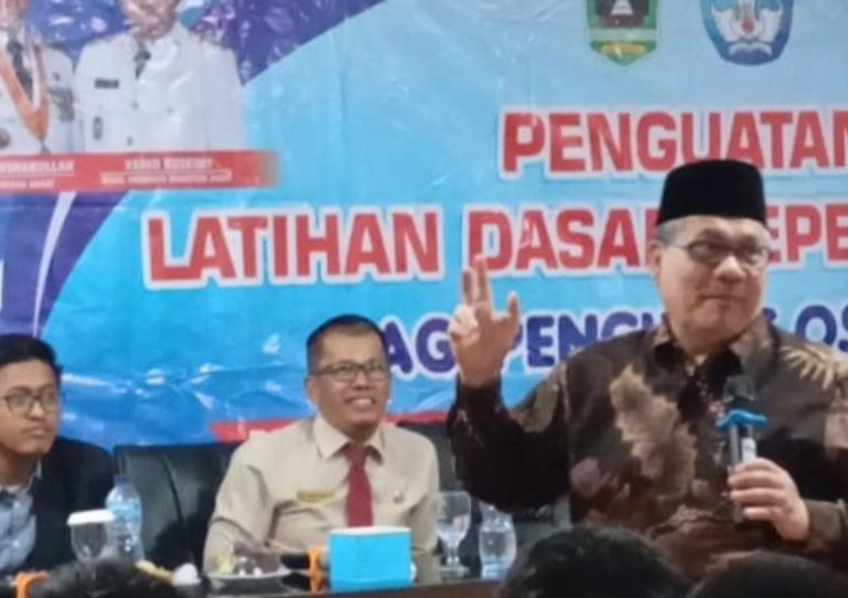 Ketua DPRD Sumbar, Muhidi saat berikan arahan dasar kepeminpinan pada pengurus OSIS SMK se Sumbar di Padang, Selasa (15/7/2025). IST