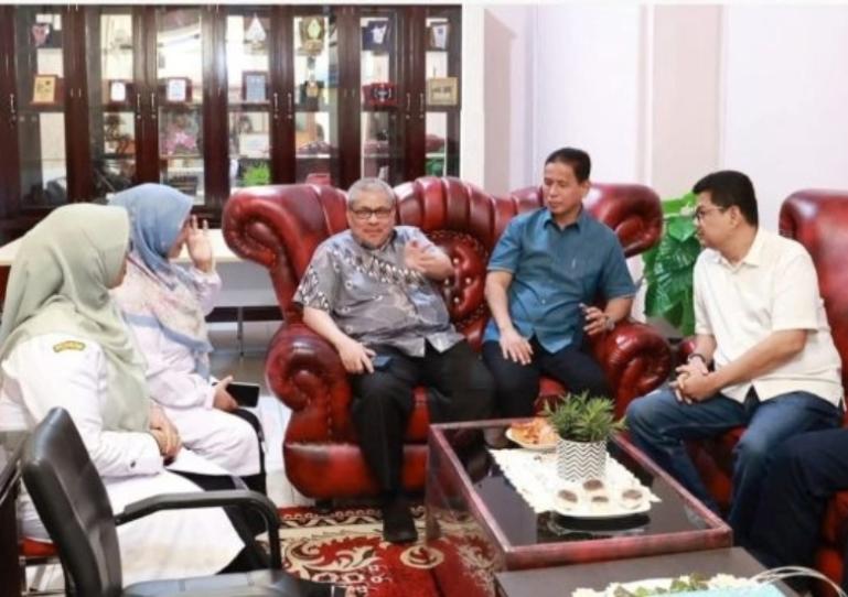 Ketua DPRD Sumbar, Muhidi bersama Badan Anggaran (Banggar) DPRD saat kunker Dinas Pendidikan Wilayah I Sumbar yang ada di Kota Bukittinggi, Rabu (2/7/2025). IST