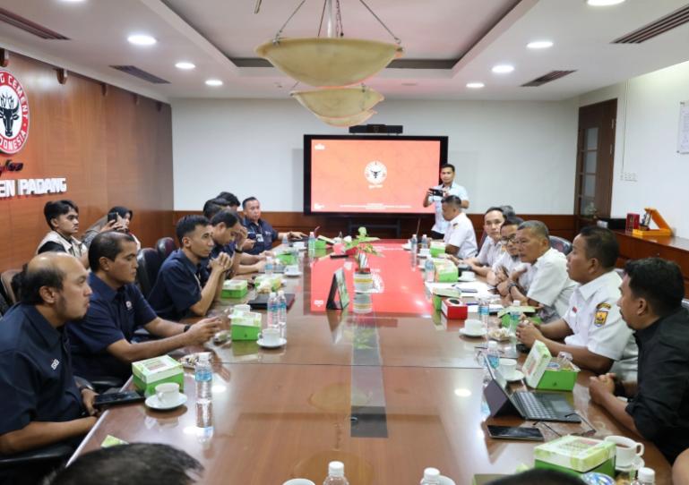 Wawako Pariaman, Mulyadi bersama rombongan bahas pengolahan sampah dengan pihak PT Semen Padang di Indarung, Rabu (9/7/2025). IST