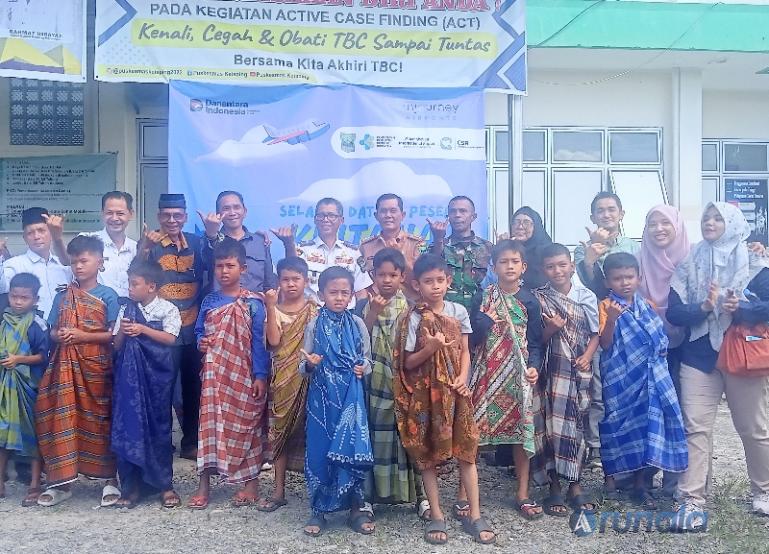 GM Injourney Airports KC BIM Dony Subardono bersama anak-anak yang ikut sunatan massal di Puskesmas Katapiang, Kabupaten Padangpariaman, Selasa siang (1/7/2025). (dok : arunala.com)