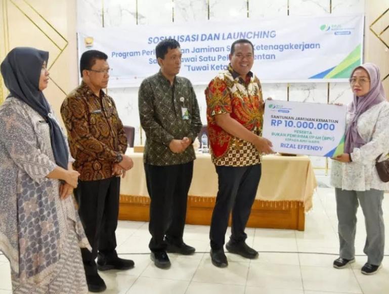 Wali Kota Pariaman, Yota Balad didampingi Kepala BPJS Ketenagakerjaan Padangpariaman Herry Asmanto serahkan santunan jaminan kematian pada salah seorang ahli waris,, di Pariaman, Kamis (3/7/2025). IST