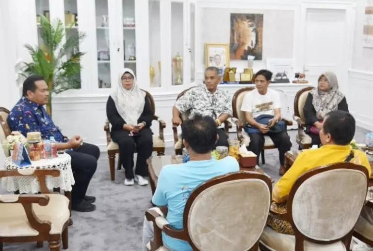 Wali Kota Pariaman, Yota Balad saat menerima kunjungan rombongan dari BPK Wilayah III Sumbar, di Pariaman, Jumat (25/7/2025). IST