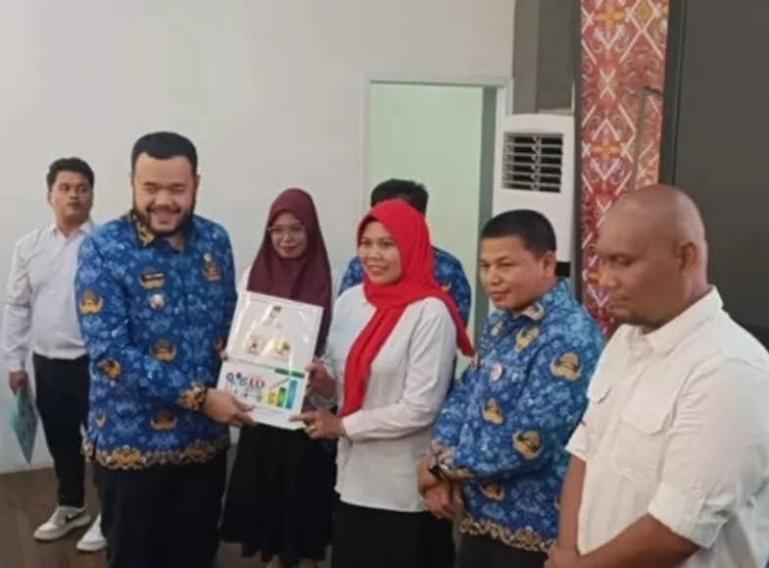Wali Kota Padang, Fadly Amran serahkan piagam penghargaan Koperasi Berprestasi Tingkat Kota Padang tahun 2025, di saat peringatan ke-78 Harkopnas, Kamis (17/7/2025)  kemarin. IST