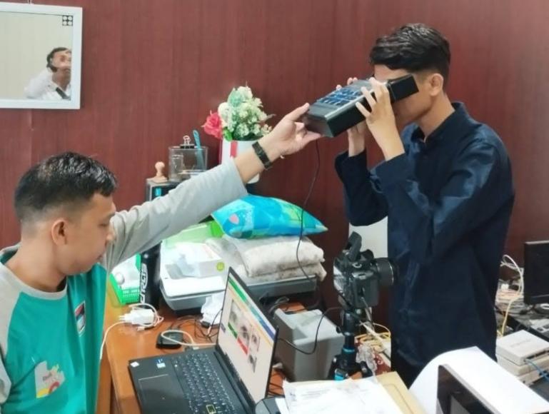 Proses perekaman e KTP yang dilakukan pihak Disdukcapil Kota Padang di Kantor Kecamatan Lubuk Begalung beberapa waktu lalu. IST