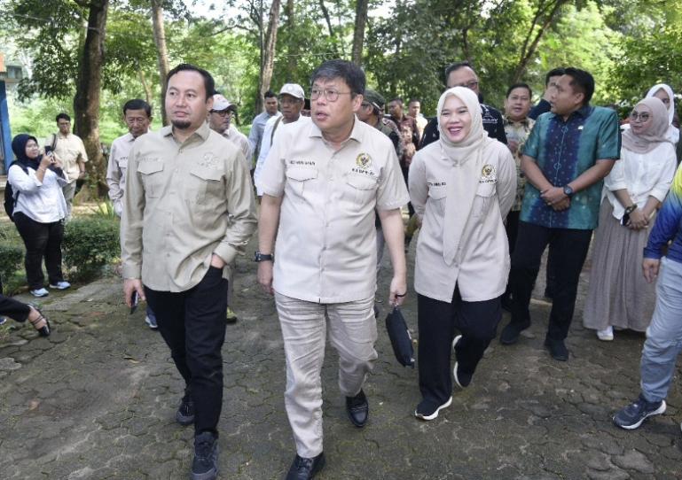 Anggota Komisi IV DPR RI Rahmat Saleh dan Alex Indra Lukman saat melakukan kunjungan kerja spesifik ke Taman Wisata Alam (TWA) Punti Kayu, Palembang, pada Jumat (18/7/2025). IST
