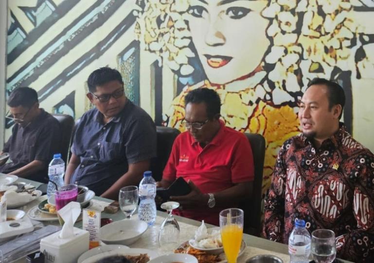 Anggota Komisi V DPR RI Fraksi PKS, Rahmat Saleh saat bersama para jurnalis Sumbar di sebuah restoran di Kota Padang, Sabtu (12/7/2025). IST