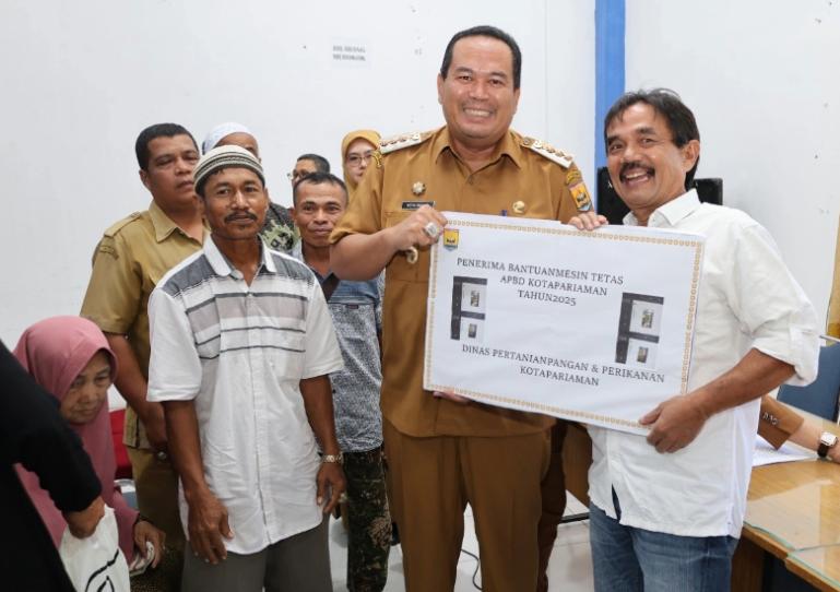 Wali Kota Pariaman, Yota Balad secara simbolis serahkan bantuan berupa mesin tetas pada salah satu kelompok peternak yang ada di kota itu, Selasa (22/7/2025). IST