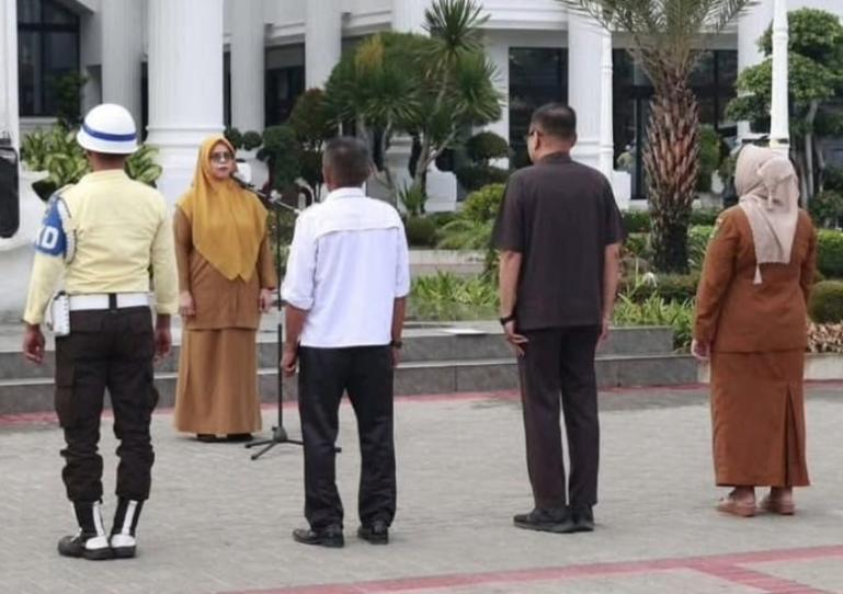 Kasubag Keuangan Sekretariat DPRD Sumbar, Yasmin pimpin apel pagi pada Senin (23/6/2025) di halaman kantor DPRD setempat. IST