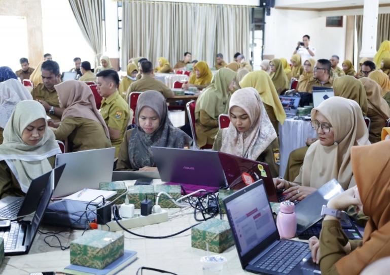 Peserta workshop penilaian mandiri maturitas Sistem Pengendalian Intern Pemerintah (SPIP) Terintegrasi terlihat serius ikuti kegiatan yang dibuka Wakil Wali Kota Pariaman, Mulyadi, Senin (21/7/2025). IST