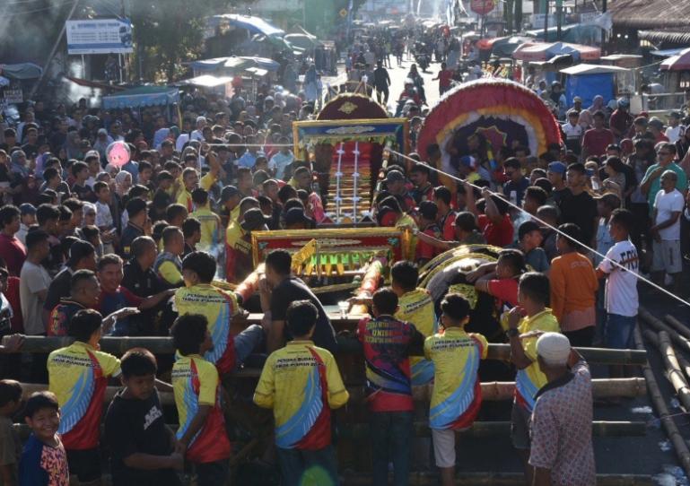 Proses merangkai bagian tabuik lebih dikenak tabuik naiak pangkek menjadi utuh dikerjakan masyarakat Kota Pariaman, Minggu pagi  (6/7/2025). IST