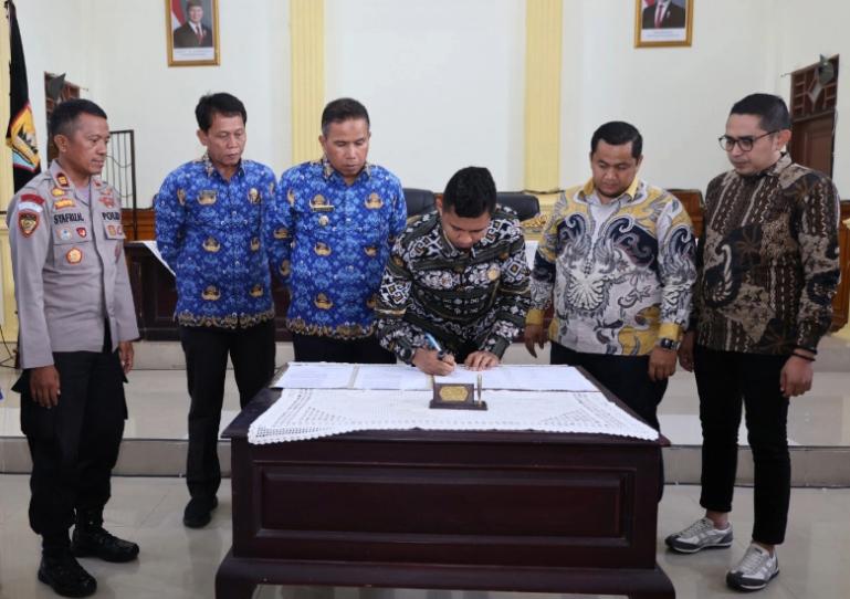 Wakil Wali Kota Pariaman, Mulyadi saksikan penandatanganan nota kesepahaman oleh pimpinan DPRD kota setempat, Kamis (17/7/2025). IST