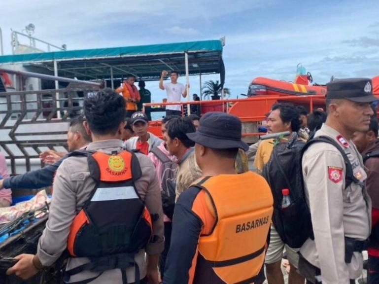 Suasana evakuasi para korban boat terbalik di Selat Sipora, Mentawai, Selasa (15/7/2025). IST