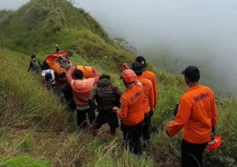 Ilustrasi Tim SAR gabungan lakukan evakuasi pendaki yang alami kecelakaan di gunung. IST