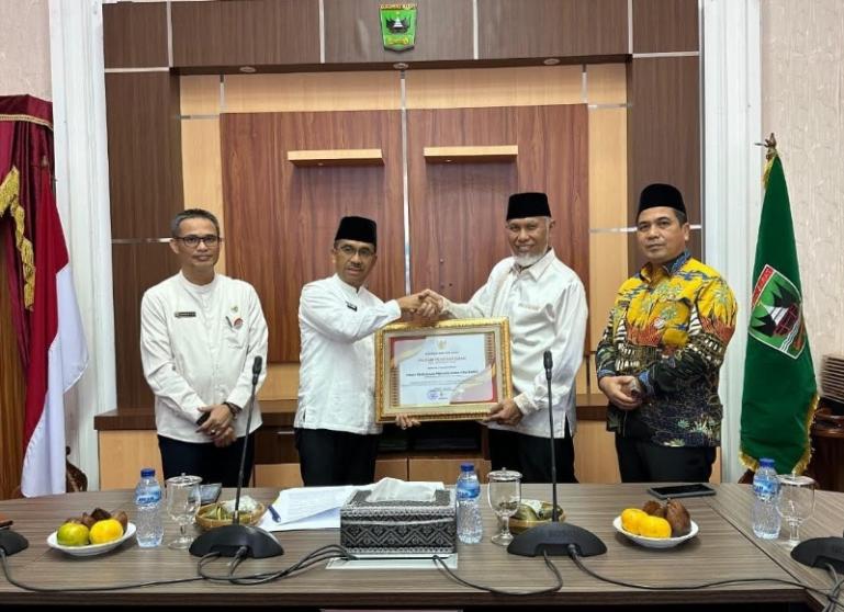 Gubernur Mahyeldi serahkan penghargaan kepada salah satu OPD yang baik pelaksanaan SPM di lingkup Pemprov Sumbar, Jumat (11/7/2025). IST