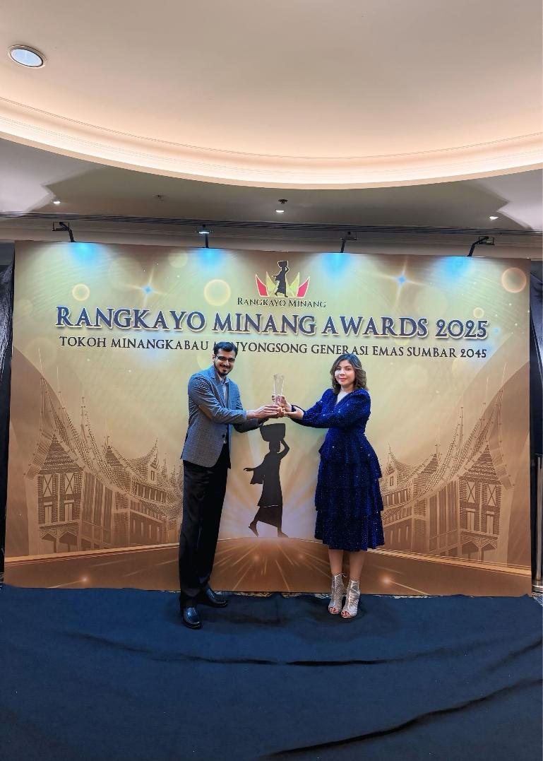 Pengusaha tambang batu bara Sugesti Edward Sikumbang bersama investor asal Amerika Serikat usai menerima penghargaan Rangkayo Minang Award 2025 di Hotel Borobudur, Jakarta, Sabtu (19/7/2025). IST