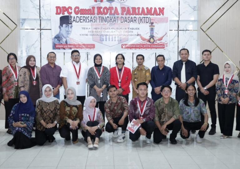 Kepala Kesbangpol  Kota Pariaman, Ferry Ferdian Bagindo Putra, bersama pelaksanan dan peserta KTD di Balairung Pendopo Wali Kota Pariaman, Senin (14/7/2025). IST