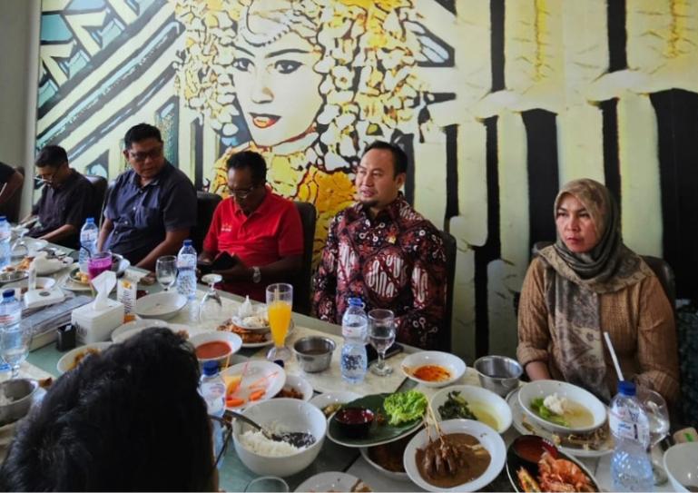 Anggota Komisi V DPR RI Fraksi PKS, Rahmat Saleh saat bersama para jurnalis Sumbar di sebuah restoran di Kota Padang, Sabtu (12/7/2025). IST