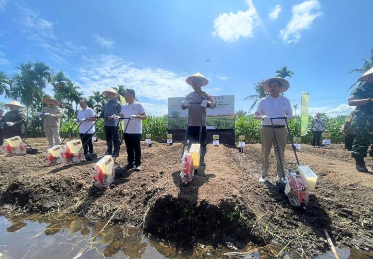 Gubernur Mahyeldi bersama Kapolda Sumbar Irjen Pol Gatot Tri Suryanta resmikan program  tanam jagung di Nagari Ulakan Tapakis, Kabupaten Padangpariaman, Kamis (24/7/2025). IST
