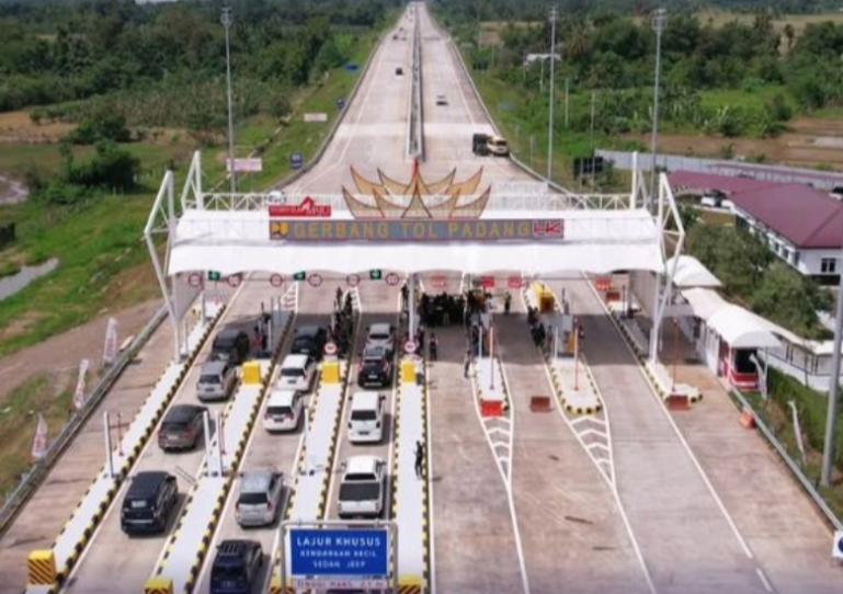 Sejumlah kendaraan memasuki pintu Tol Padang-Sicincin. Dalam waktu dekat pengelola jalan Tol ini akan berlakukan tarif bagi pengendara yang melewati jalan ini. IST