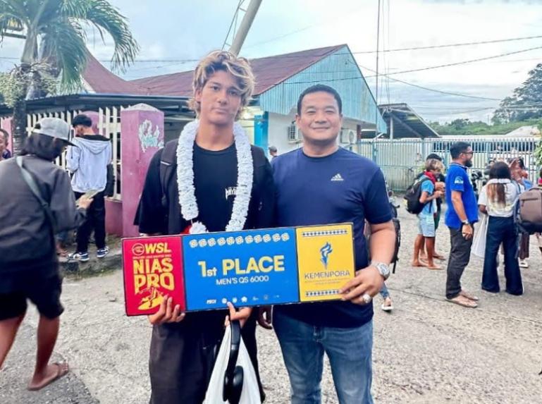 Kandidat Ketua KONI Sumbar, Tommy Irawan Sandra sambut kedatangan Dylan Wilcoxen di Pelabuhan Muaro, Padang, Sabtu (5/7/2025) pagi. IST