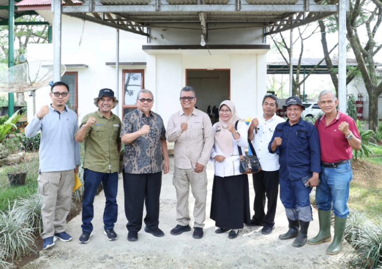 Ketua DPRD Sumbar, Muhidi, saat melakukan kunjungan ke TPA Regional itu, Jumat (4/7/2025). IST