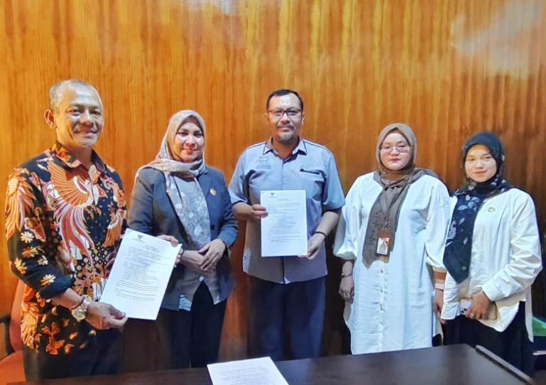 Komisioner KI Sumbar, Mona Sisca bersama pemohon dan termohon sesuai sidang mediasi di KI Sumbar menyangkut data pemilik tanah di Kinali, Pasbar, Rabu (2/7/2025). IST