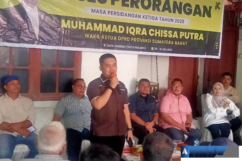 Wakil Ketua DPRD Sumbar, M Iqra Chissa Putra saat tampung aspirasi masyarakat di Kampung Jambak Kandang Batu, Lubuk Lintah, Padang, Minggu sore (28/7/2025). (dok : arunala.com)