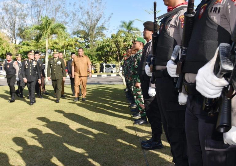 Wali Kota Pariaman, Yota Balad dan Kapolres Pariaman AKBP Andreanaldo Ademi memeriksa barisan saat hadiri peringatan Hari Ulang Tahun (HUT) ke-79 Bhayangkara, di balaman Balaikota, Selasa (1/7/2025). IST