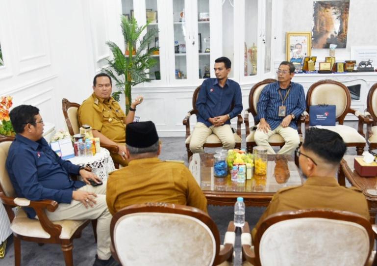 Wako Pariaman, Yota Balad dialog dengan GM Telkom Sumbar-Jambi, Muhammad Ihsan membahas digitalisasi Smart City di kota itu, Senin sore (21/7/2025). IST