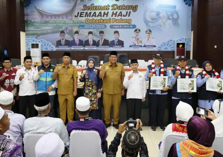Wali Kota Pariaman, Yota Balad dan rombongan menyambut kepulangan jamaah haji asal kota ini di Asrama Haji Padang, Selasa (1/7/2025). IST