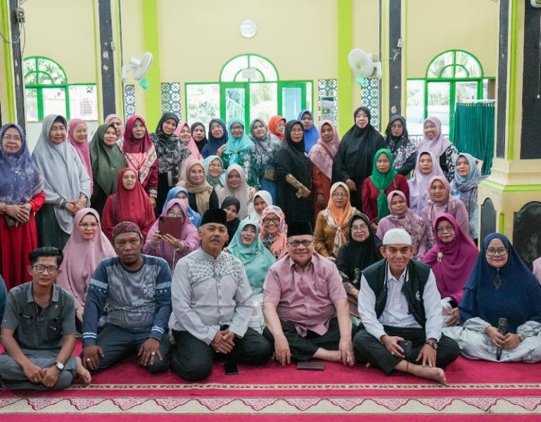 Ketua DPRD Sumbar, Muhidi bersama warga Kelurahan Padang Sarai, dalam kegiatan reses perorangan, Senin siang (28/7/2025). IST