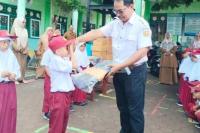 Dorong  Prestasi Anak, Kepala Desa Ampalu Berikan Penghargaan 24 Murid SDN 15