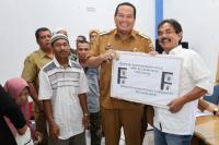 Ratusan Ekor Ayam Petelur dan Empat Mesin Tetap Diserahkan Wako Yota Balad pada Warganya