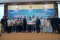 Telkomsel Serahkan Penghargaan kepada Abinsya Akbar Ramadhan, Top Scorer Ilmupedia Tryout UTBK 2025