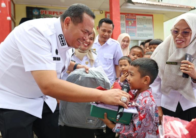Wali Kota Pariaman Yota Balad secara simbolis serahkan seragam sekolah gratis pada salah seorang murid SD di Kota Pariaman, Rabu (20/8/2025). IST