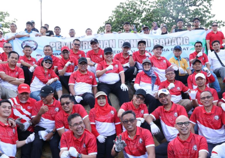 Ketua DPRD Sumbar, Muhidi saat ikuti aksi bersih pantai di kawasan bebatuan pemecah ombak Masjid Al Hakim, Kota Padang, Sabtu (16/8/2025). IST