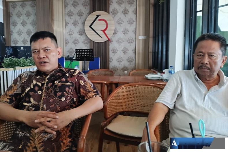 Ketua ALFI/ILFA Sumbar, Rifdial Zakir bersama pengusaha truk di Sumbar, Muhammad Tauhid di Padang, Jumat (22/8/2025). (dok : arunala.com)