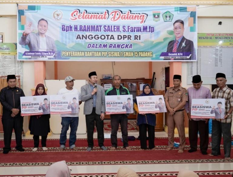 Anggota DPR RI, Rahmat Saleh saat serahkan bantuan dana PIP di SMAN 15 Padang, Senin (4/8/2025). IST