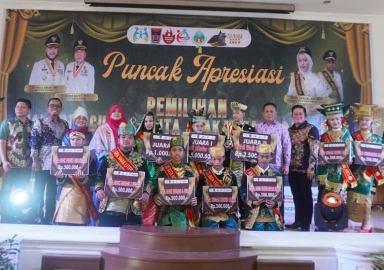 Para pemenang pemilihan Wali Kota dan Wakil Wali Kota Cilik Kota Padang serta pemenang Duta Anak Kota Padang 2025, Sabtu (2/8/2025). IST